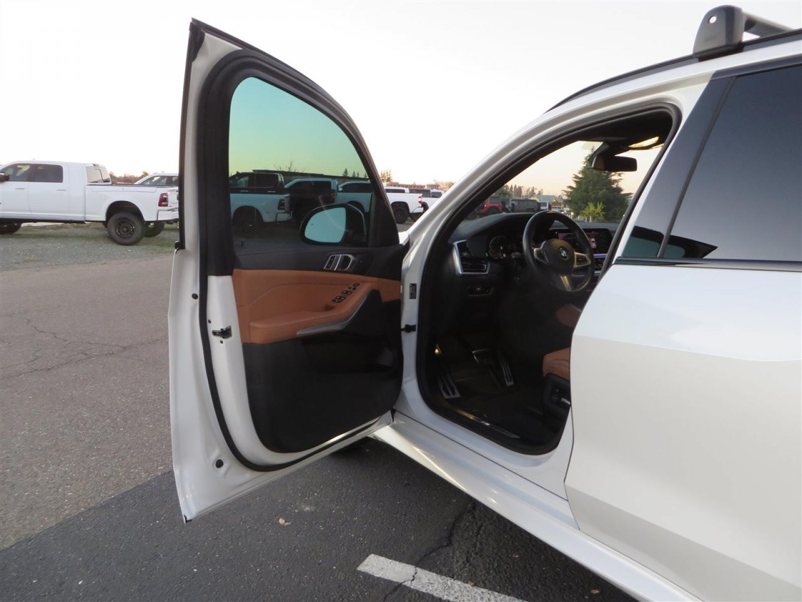 2022 White /BROWN BMW X5 xDrive40i (5UXCR6C08N9) with an 3.0L L6 DOHC 24V engine, 8A transmission, located at 2630 Grass Valley Highway, Auburn, CA, 95603, (530) 508-5100, 38.937893, -121.095482 - Photo #11